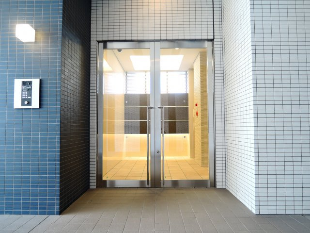 グランブルー高槻のエントランス