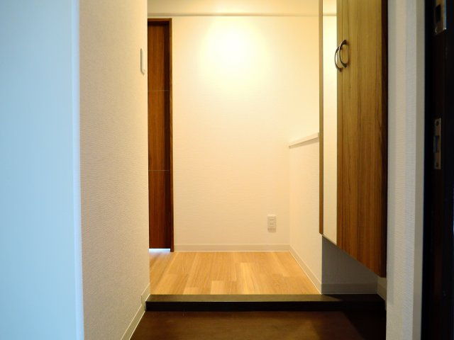 グランブルー高槻の玄関