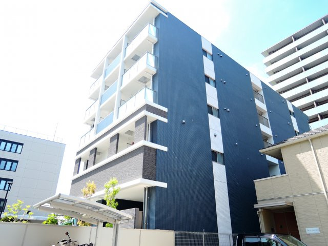 グランブルー高槻の外観