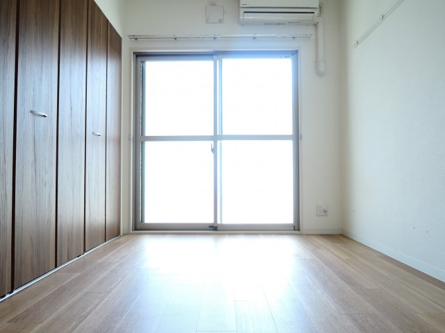 グランブルー高槻の洋室