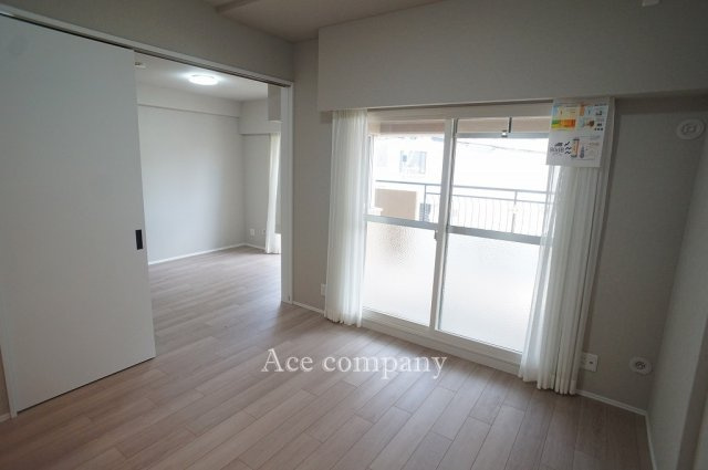 【居間・リビング】 | ドムール加美西公園 | 【LDK：約10.3帖】リビング窓、内窓設置済みです☆