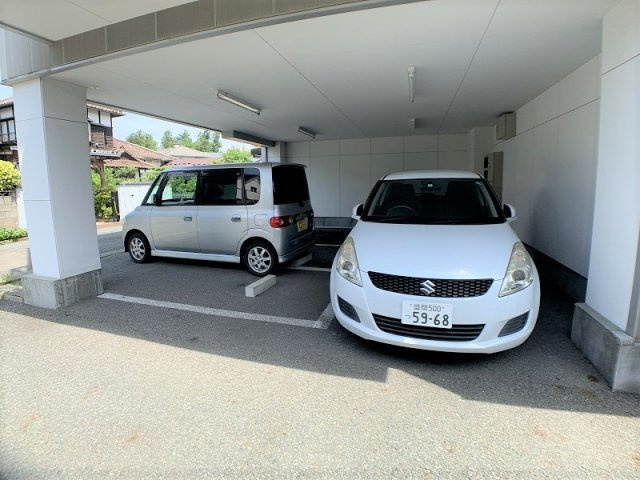 ルミエール加賀野の駐車場