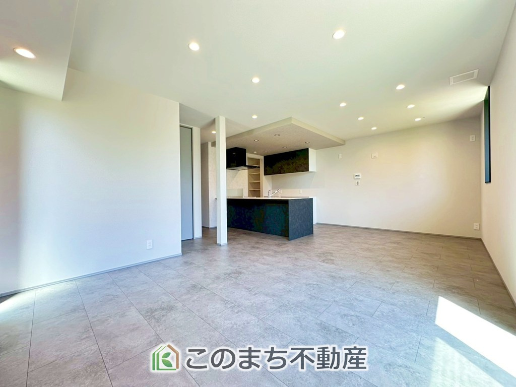 アーバンモデリア宇都宮市細谷町の居間・リビング|オープンでのびやかな空間を生み出す、こだわりの広がりとゆとり。家族と過ごす時間を大切にしたい方にぴったりの明るくゆとりある住空間です。
