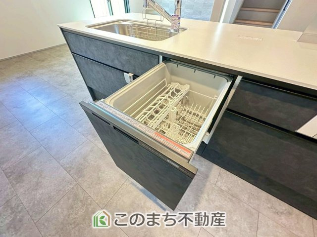 アーバンモデリア宇都宮市細谷町の設備|あったらいいなの代表的な設備である食洗機。ビルトイン型で、おさまりもよく、使い勝手も良好です。料理をするのは好きだけど、後片付けは苦手な方に重宝します。洗う手間がないので、時間を有効に使えますね。
