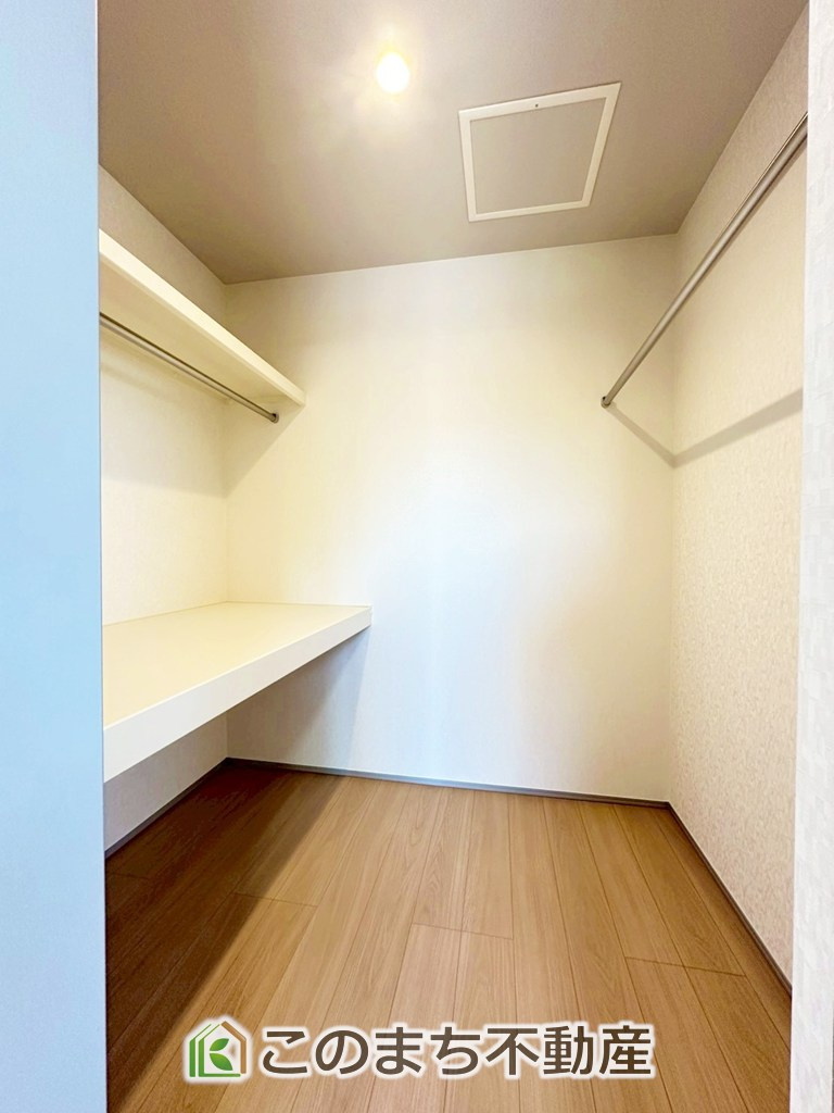 アーバンモデリア宇都宮市細谷町の収納|"主寝室には収納を多めに設置しております。
私服からスーツまでご夫婦お二人分の収納も可能ですね！"
