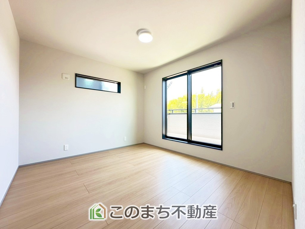 アーバンモデリア宇都宮市細谷町の洋室|☆☆マスタールーム☆☆
クローゼット付の広い主寝室。プライベートを保ちながらもバランスよく配置された窓から緩やかな陽が射し込み、広い空間を光が満たしていきます。
