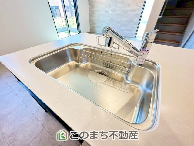 アーバンモデリア宇都宮市細谷町の設備|ビルトイン型浄水器を内蔵したキッチン水栓。お米を研いだり、野菜を洗ったりするときなど用途に応じてワンタッチで浄水に切り替えが可能です。カートリッジ式なので、フィルターを簡単に交換する事が出来ます。
