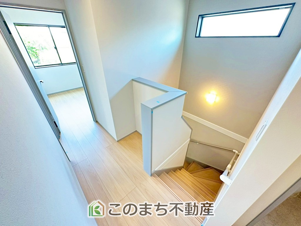 アーバンモデリア宇都宮市細谷町の内装|手すり付きで小さなお子様にも安心の階段スペースです☆
