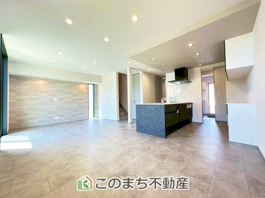 アーバンモデリア宇都宮市細谷町の居間・リビング|時間のゆとりと空間、暖かな陽光がもたらす光と風を独占してください。新しい暮らしが始まります。
