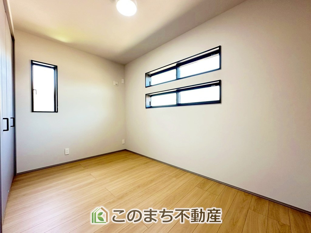 アーバンモデリア宇都宮市細谷町の洋室|陽光がふんだんに降り注ぐお部屋です。陽だまりの空間で、プライベートなお家時間も快適にお過ごしいただけます♪
