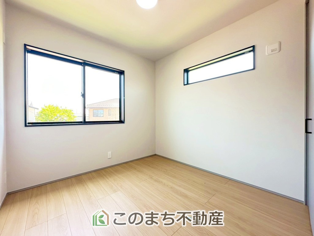 アーバンモデリア宇都宮市細谷町の洋室|採光も確保されたお部屋です。大きいベッドを置いても余裕のあるゆとり空間。
