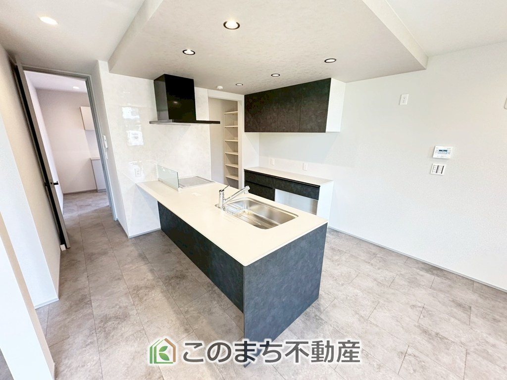 アーバンモデリア宇都宮市細谷町のキッチン|"毎日使うキッチン周りが綺麗で清潔に保たれていると、お料理を作るのも楽しくなりますよね♪
機能性とデザイン性を持たせたキッチンで気持ちよく楽しくお料理が出来そうです！"

