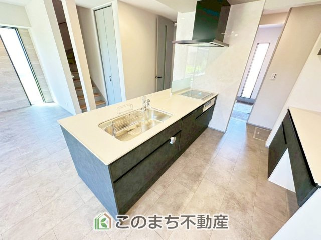 アーバンモデリア宇都宮市細谷町のキッチン|■カウンターキッチン■
キッチンは収納数もさる事ながら、リビングで寛ぐ家族や小さなお子様を見守りながら料理が出来る
「対面式の温もり設計」。キッチンから立ち込める香りが今日の料理を期待させます"

