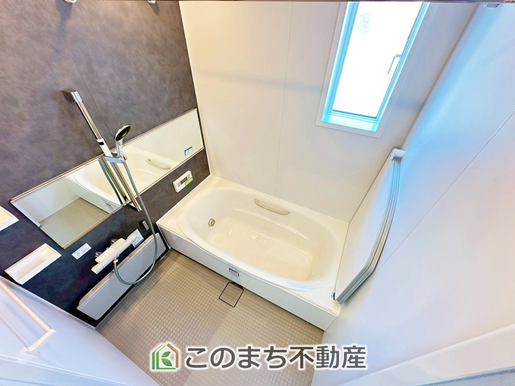 アーバンモデリア宇都宮市細谷町の浴室|"ゆったり１坪バスには換気・乾燥・暖房機能付き！！
大人も足を伸ばせるゆったり浴槽！！
ご家族皆さんで入っても、一人でゆっくり入っても一日の疲れを癒してくれるお風呂です！！"
