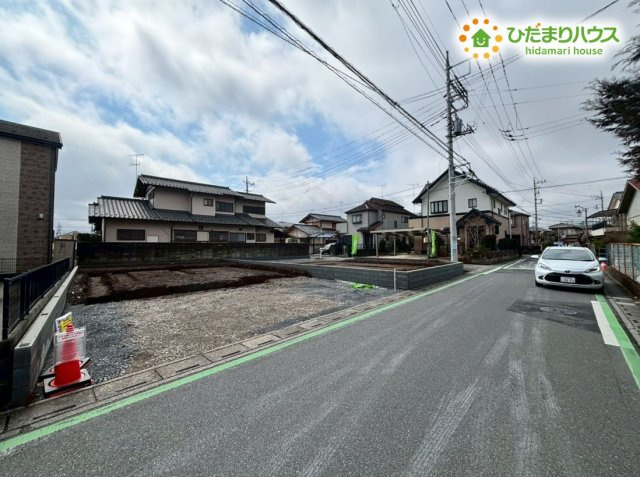 東松山市松葉町　新築一戸建て　リーブルガーデン　02の前面道路含む現地写真