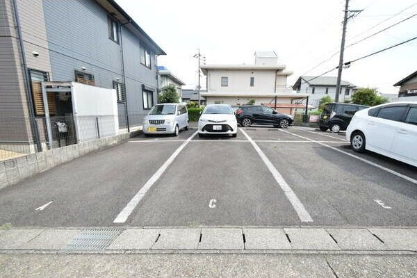 ハイネスの駐車場