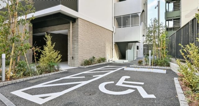 ロイジェント南池袋の駐車場