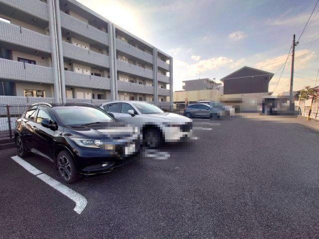 サンライズYの駐車場