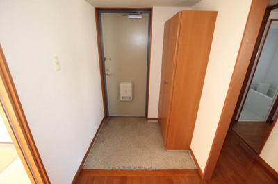 【玄関】 | グランブルーアサカワ | 収納もある玄関です
202号室　2021年10月14日撮影