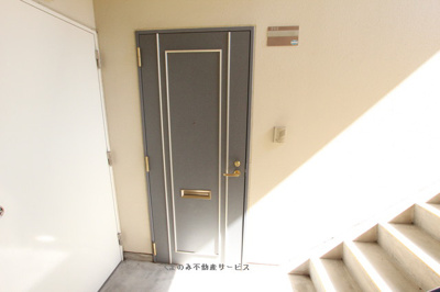 【玄関】 | グランブルーアサカワ | 明るい玄関です
202号室　2021年10月14日撮影