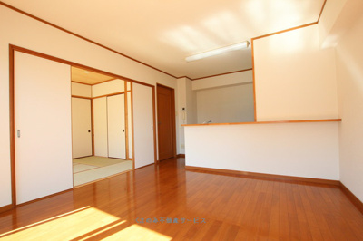 【居間・リビング】 | グランブルーアサカワ | こちらのリビングで趣味の時間をお楽しみください
202号室　2021年10月14日撮影