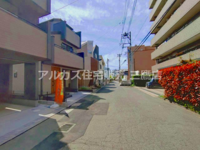 調布市西つつじケ丘1丁目 京王線 柴崎駅 新築戸建の前面道路含む現地写真