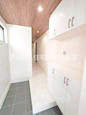 調布市西つつじケ丘1丁目 京王線 柴崎駅 新築戸建の玄関