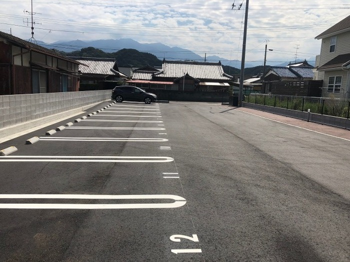 アゼリアの駐車場