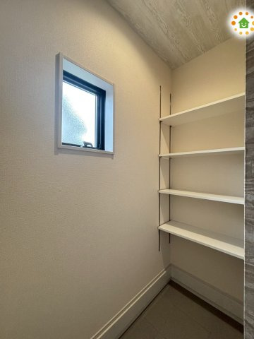 東松山市松葉町　新築一戸建て　リーブルガーデン　01の収納|靴や日用品をまとめて収納できる玄関収納は、散らかりやすい玄関まわりをすっきり保てる便利なスペースです。採光も確保されているため、明るく使いやすいのが嬉しいポイント！毎日の身支度がスムーズになります！