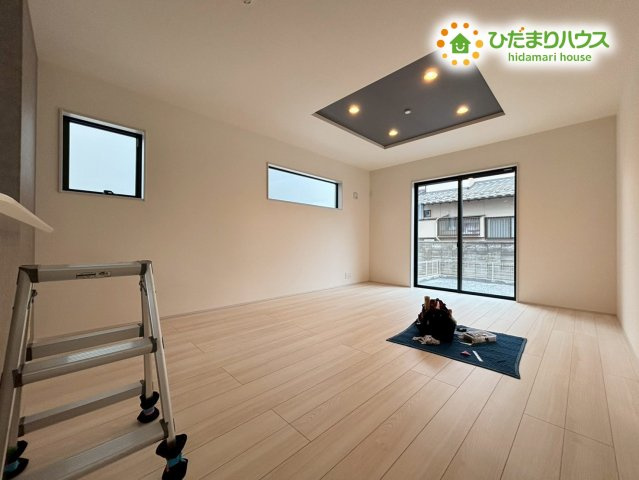 東松山市松葉町　新築一戸建て　リーブルガーデン　01の居間・リビング|16帖のLDKは、木目の温かみと白を基調とした内装が調和し、家族がゆったり過ごせる心地よい空間です。自然光が広がる明るさが魅力で、食事や団らんの時間がより楽しく快適になります!(^^)!