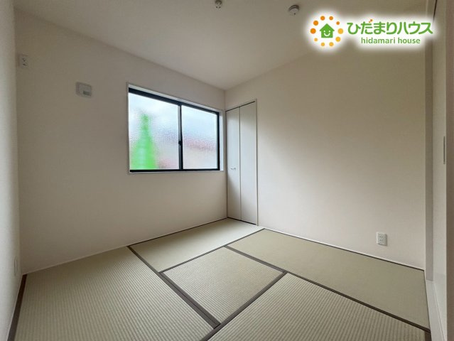 東松山市松葉町　新築一戸建て　リーブルガーデン　01の和室|落ち着いた雰囲気の和室は、来客時の客間としても家族のくつろぎスペースとしても使える万能な一室です。畳の柔らかさが心地よく、昼寝や読書にもぴったり♪LDKと隣接しているため、生活動線もスムーズです！