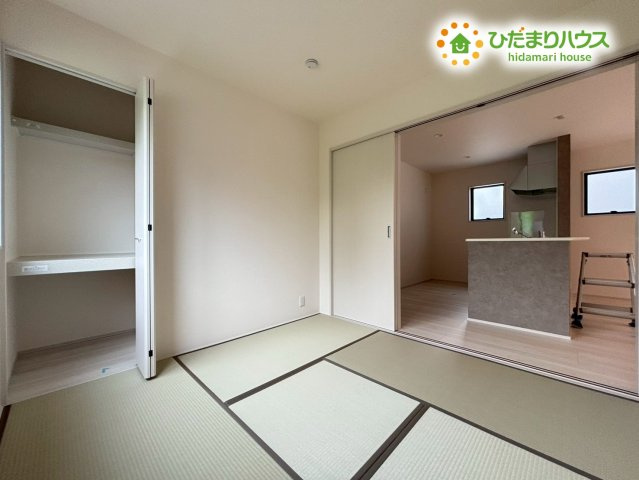 東松山市松葉町　新築一戸建て　リーブルガーデン　01の収納|和室に備わった押入れは、布団や季節物をすっきりしまえる便利な収納スペースです。奥行きがしっかりあるため、大きめの荷物もまとめて片付けられます！