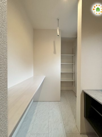 東松山市松葉町　新築一戸建て　リーブルガーデン　01の収納|ゆとりある脱衣所には便利なカウンターが備わり、洗濯物を畳んだり家事のちょっとした作業がしやすい快適なスペースです。収納力も十分で、タオルや日用品をすっきり整理できるのが嬉しいポイント◎