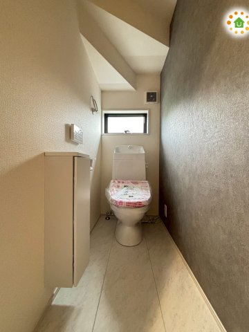 東松山市松葉町　新築一戸建て　リーブルガーデン　01のトイレ|清潔感のあるトイレは、落ち着いた色合いで使いやすく、毎日快適に過ごせる空間です。収納スペースも確保されているため、ペーパー類や掃除用品をすっきり整理でき、生活感を抑えた美しいトイレを保てます◎