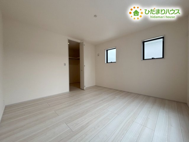東松山市松葉町　新築一戸建て　リーブルガーデン　01の寝室|8帖の主寝室は三面採光で、朝から夕方まで自然光が心地よく広がる明るい空間です。ゆったりとした広さで、毎日の休息時間がより快適になります！