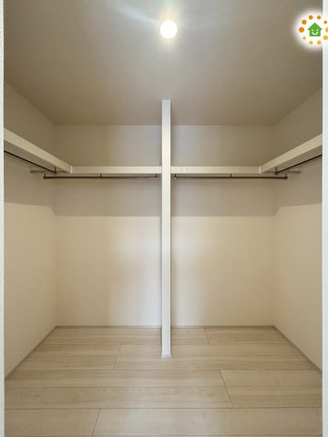 東松山市松葉町　新築一戸建て　リーブルガーデン　01の収納|中央に仕切りがある大容量のウォークインクローゼットは、夫婦それぞれの衣類を分けて収納できる使い勝手の良いスペースです。季節物やバッグもまとめて片付けられ、毎日の身支度がスムーズになる便利な収納です☆