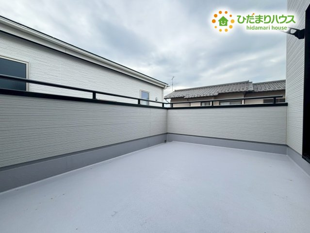 東松山市松葉町　新築一戸建て　リーブルガーデン　01のバルコニー|南向きバルコニーは日当たりが良く、洗濯物が乾きやすい快適なスペースです。風通しも良く、一人時間を楽しむちょっとした休憩スペースとしても活躍♪柔らかい光が差し込む心地よいバルコニーです！
