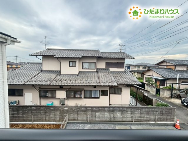東松山市松葉町　新築一戸建て　リーブルガーデン　01の展望|周辺の景色を見渡せる開放的な展望が魅力で、住まいからの眺めが日常に心地よさを与えてくれます。遠くまで視界が広がるため、朝の時間や夕暮れ時も気持ちよく過ごせる環境♪暮らしの質を高める眺望です！