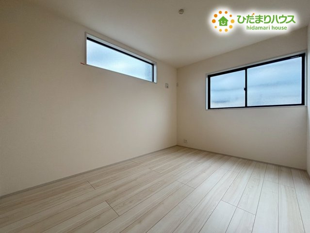 東松山市松葉町　新築一戸建て　リーブルガーデン　01の洋室|日中は自然光が心地よく広がる快適な洋室です。シンプルな内装で家具の配置がしやすく、寝室や子ども部屋など多用途に使えます♪毎日の暮らしを柔らかく彩る居室です！