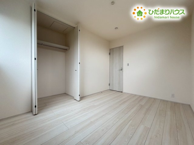 東松山市松葉町　新築一戸建て　リーブルガーデン　01の収納|洋室には使い勝手の良い収納が備わり、衣類や日用品をすっきり整理できます。扉付きで生活感を隠しやすく、室内を広く保てるのが嬉しいですね( *´艸｀)片付けがしやすく、快適な居住空間を保てます！