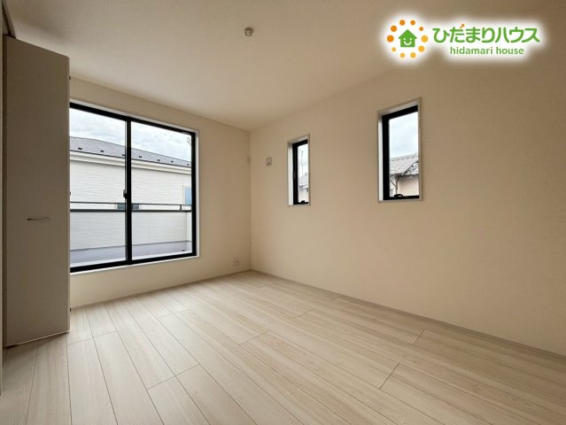 東松山市松葉町　新築一戸建て　リーブルガーデン　01の洋室|バルコニーに面した洋室は、明るさと風通しの良さが魅力の心地よい空間です。洗濯動線もスムーズで、毎日の家事が快適に♪開放感のある室内は、リラックスできるプライベートルームとしても最適です！