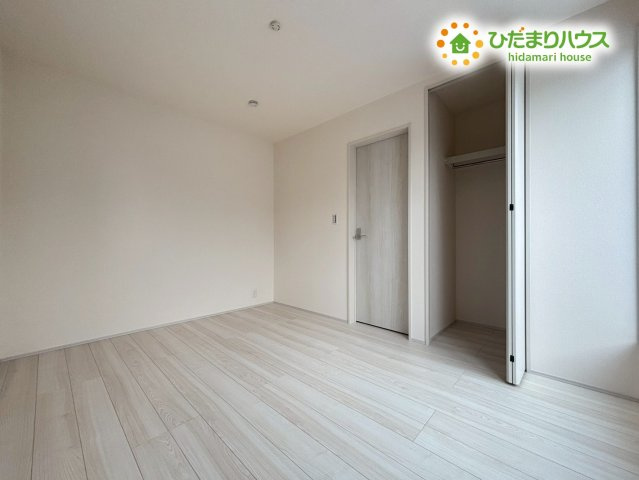 東松山市松葉町　新築一戸建て　リーブルガーデン　01の収納|奥行きのあるクローゼットは、衣類や季節物をまとめて収納できる頼れるスペースです。扉を閉めれば室内がすっきり整い、家具配置もしやすいのが魅力♪毎日の身支度がスムーズになる便利な収納です！