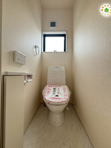 東松山市松葉町　新築一戸建て　リーブルガーデン　01のトイレ|2階にもトイレが完備されているため、朝の支度や夜間の利用がとてもスムーズ♪家族が多いご家庭でも混雑しにくく、生活動線が快適になります。落ち着いた内装で使いやすく、毎日気持ちよく過ごせる空間です！