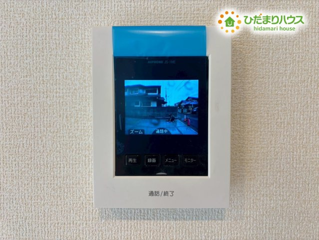 東松山市松葉町　新築一戸建て　リーブルガーデン　01のセキュリティ|来訪者を画面で確認できるTVモニター付きインターフォンは、防犯性が高く安心して暮らせる設備です。操作もシンプルで使いやすく、留守中の訪問履歴もチェックできる便利さが魅力！家族の安全をしっかり守ります！