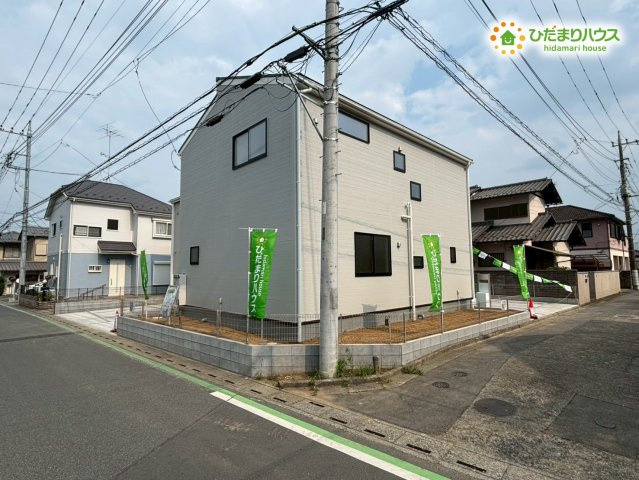 東松山市松葉町　新築一戸建て　リーブルガーデン　01の外観|陽射しをたっぷり受ける明るい外観が魅力の住まいです。周囲に圧迫感が少ない開放的な住宅地で、日当たりや風通しが良く、毎日を気持ちよく過ごせる環境です。