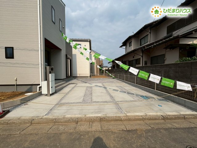 東松山市松葉町　新築一戸建て　リーブルガーデン　01の駐車場|敷地内に4台駐車できるゆとりあるスペースは、来客時や複数台所有のご家庭に嬉しいポイント♪車の置き場所に困らず、アウトドア用品の積み下ろしもスムーズ。生活の幅が広がる便利な駐車環境です！