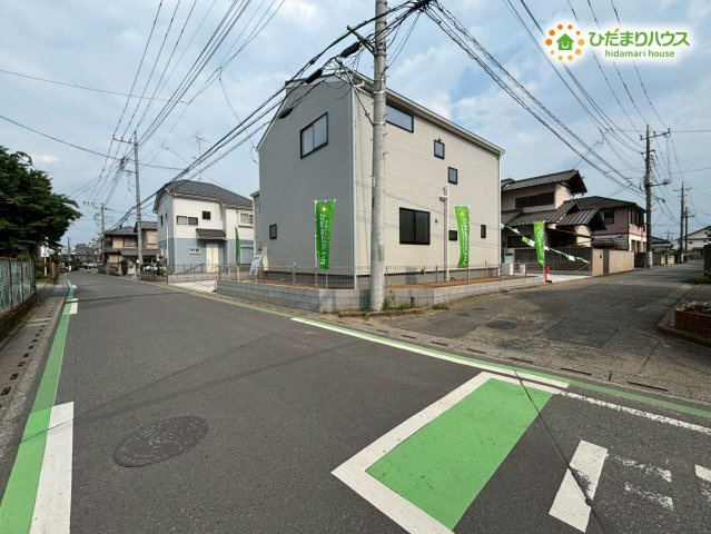 東松山市松葉町　新築一戸建て　リーブルガーデン　01の前面道路含む現地写真|北西角地ならではの開放感があり、隣家との距離も確保しやすいゆとりある立地です。前面道路が広く車の出入りもスムーズで、日常の移動が快適◎採光面も確保しやすく、明るい住まいを実現しやすい区画です！