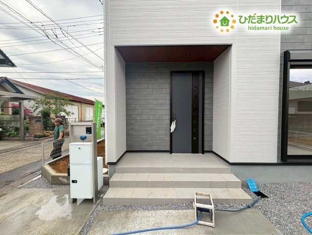 東松山市松葉町　新築一戸建て　リーブルガーデン　01の玄関|南側から光が差し込む玄関ポーチは、帰宅時に明るさと開放感を感じられる心地よいスペースです。雨の日も安心して出入りでき、家族や来客を迎える場所として使い勝手もバッチリ◎