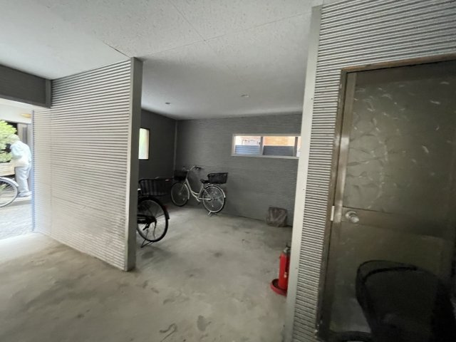 ミズイロハイ ツの駐車場