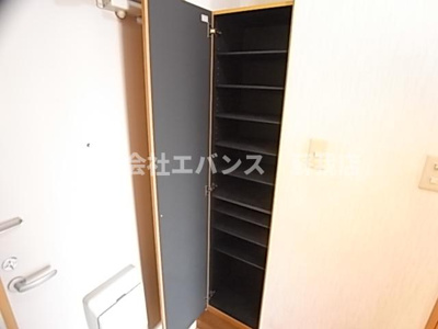 【玄関】 | ピースコート | 明るい玄関です